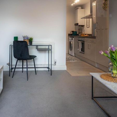 1 Bed House At Velvet Serviced Accommodation Swansea With Free Parking & Wifi - Sa1 Zewnętrze zdjęcie