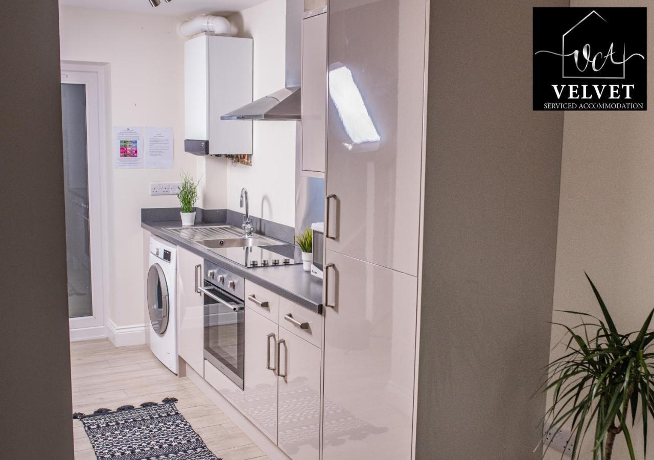 1 Bed House At Velvet Serviced Accommodation Swansea With Free Parking & Wifi - Sa1 Zewnętrze zdjęcie