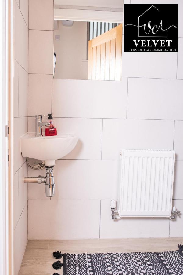 1 Bed House At Velvet Serviced Accommodation Swansea With Free Parking & Wifi - Sa1 Zewnętrze zdjęcie
